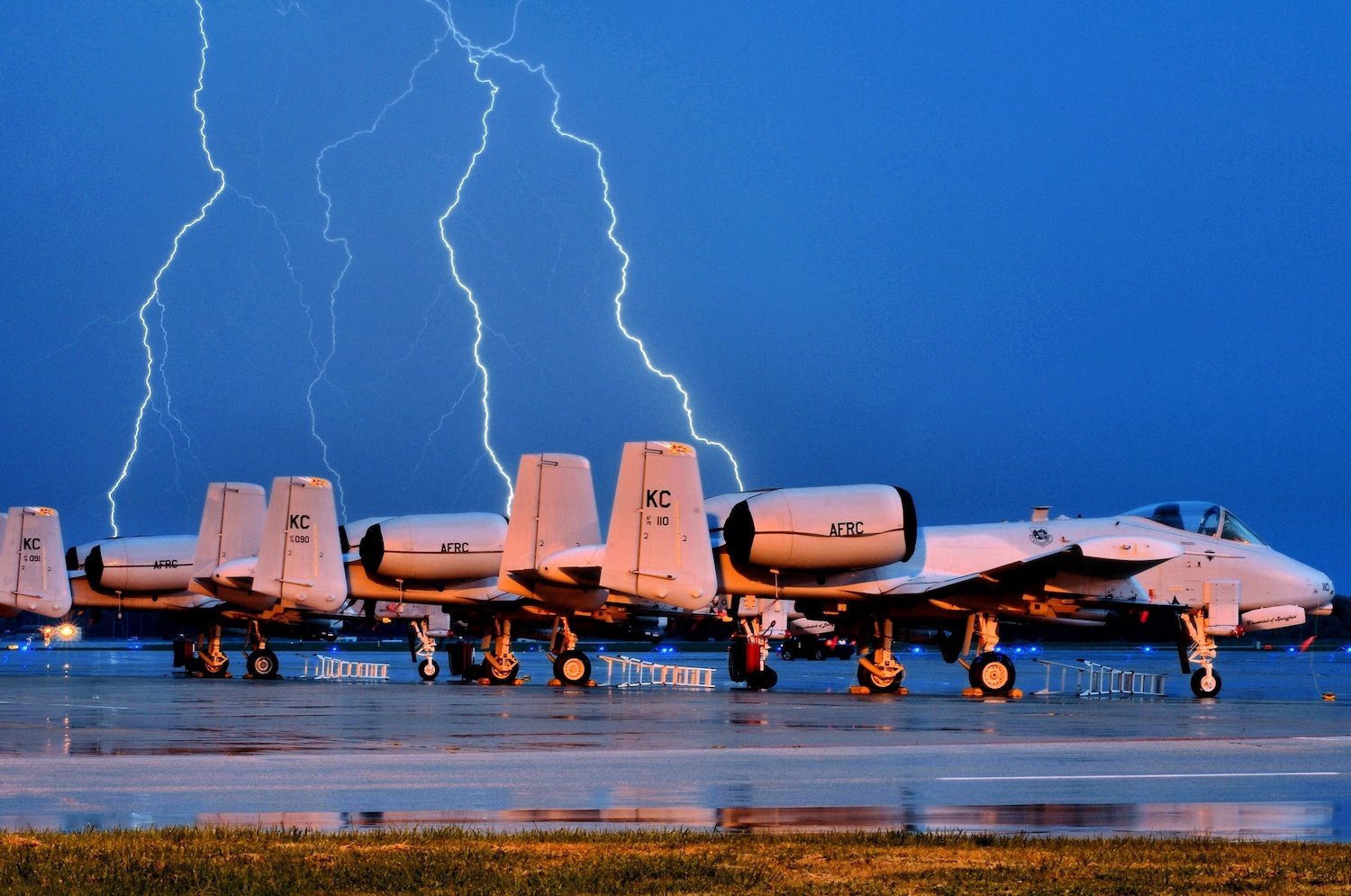 water-ground-rain-wet-airplane-aircraft-673403-pxhere.com